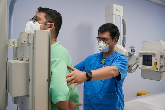 Bác sĩ khám sức khoẻ cho bệnh nhân hậu Covid-19.