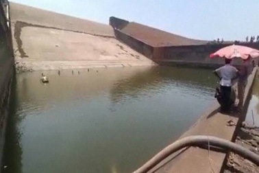 Quan chức Ấn Độ hút 2 triệu lít nước khỏi đập để tìm điện thoại