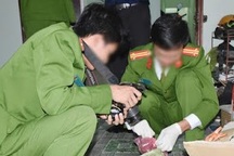 Khởi tố kẻ dùng dao đâm chết vợ rồi nói dối bị tai nạn lao động