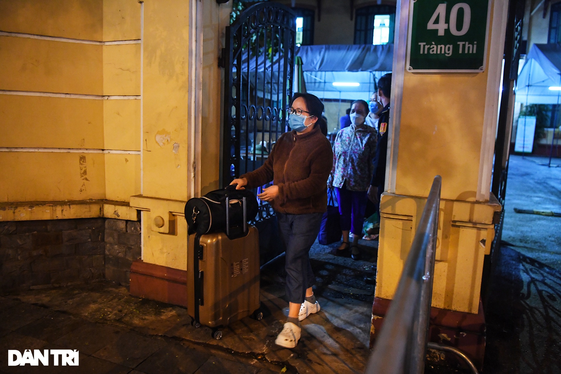 Người dân Hà Nội ra đường phất cờ giữa đêm mừng BV Việt Đức gỡ cách ly - 8 Người dân Hà Nội ra đường phất cờ giữa đêm mừng BV Việt Đức gỡ cách ly - 8