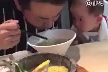 Em bé đói bụng nhìn bố ăn khiến dân mạng cười nghiêng ngả