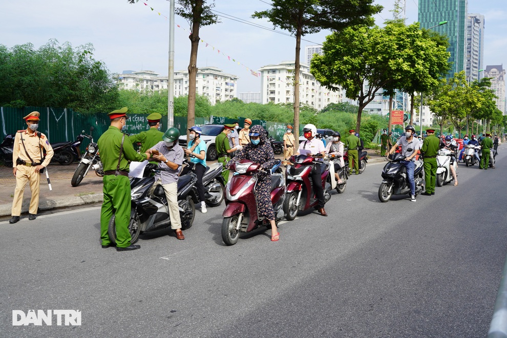 Hà Nội: Hàng loạt xe máy quay đầu bỏ chạy khi gặp chốt kiểm dịch liên ngành - 7 Hà Nội: Hàng loạt xe máy quay đầu bỏ chạy khi gặp chốt kiểm dịch liên ngành - 7