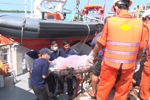 Đưa thi thể của 11 thuyền viên trong vụ nổ tàu cá vào bờ