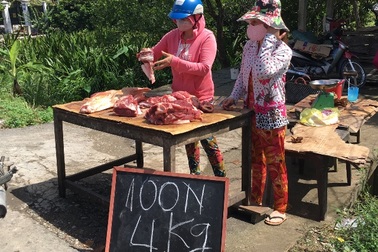 Xót lòng thịt heo tràn ra lề đường với giá chỉ 25.000 đồng/kg