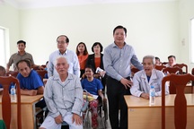 Lãnh đạo tỉnh Long An thăm, tặng quà người có công với cách mạng