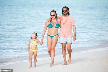 Tamara Ecclestone vui đùa trên biển cùng chồng con
