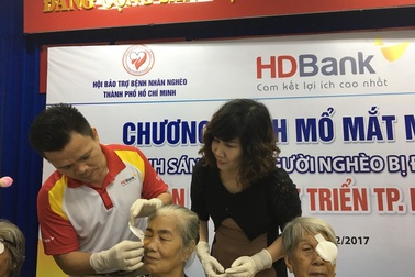 Thêm 130 người mù nghèo tìm lại được ánh sáng