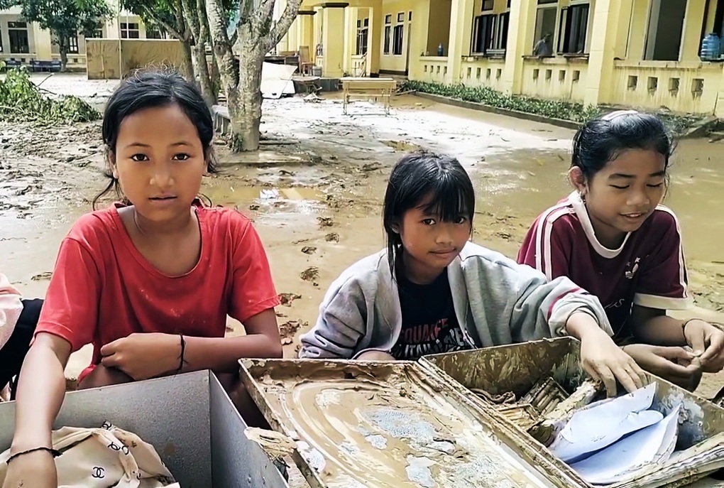 Bão lũ dồn dập: Sách vở con hỏng hết rồi, quần áo cũng không còn nữa... - 2 Bão lũ dồn dập: Sách vở con hỏng hết rồi, quần áo cũng không còn nữa... - 2