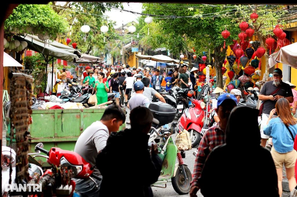 Bất chấp lũ lụt, du khách vẫn đổ về tham quan phố cổ Hội An - 3 Bất chấp lũ lụt, du khách vẫn đổ về tham quan phố cổ Hội An - 3