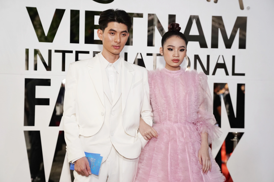 Hoa hậu Khánh Vân mặc áo dài dự thảm đỏ Tuần lễ Thời trang Việt Nam - 6 Hoa hậu Khánh Vân mặc áo dài dự thảm đỏ Tuần lễ Thời trang Việt Nam - 6