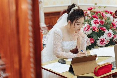 Cô dâu sinh viên vừa làm đám cưới, vừa thi kết thúc môn học