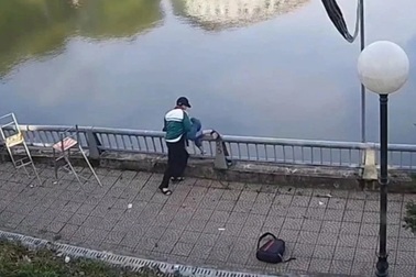 Bố nam sinh Lào Cai bị bạn hất xuống nước chia sẻ tình trạng của con