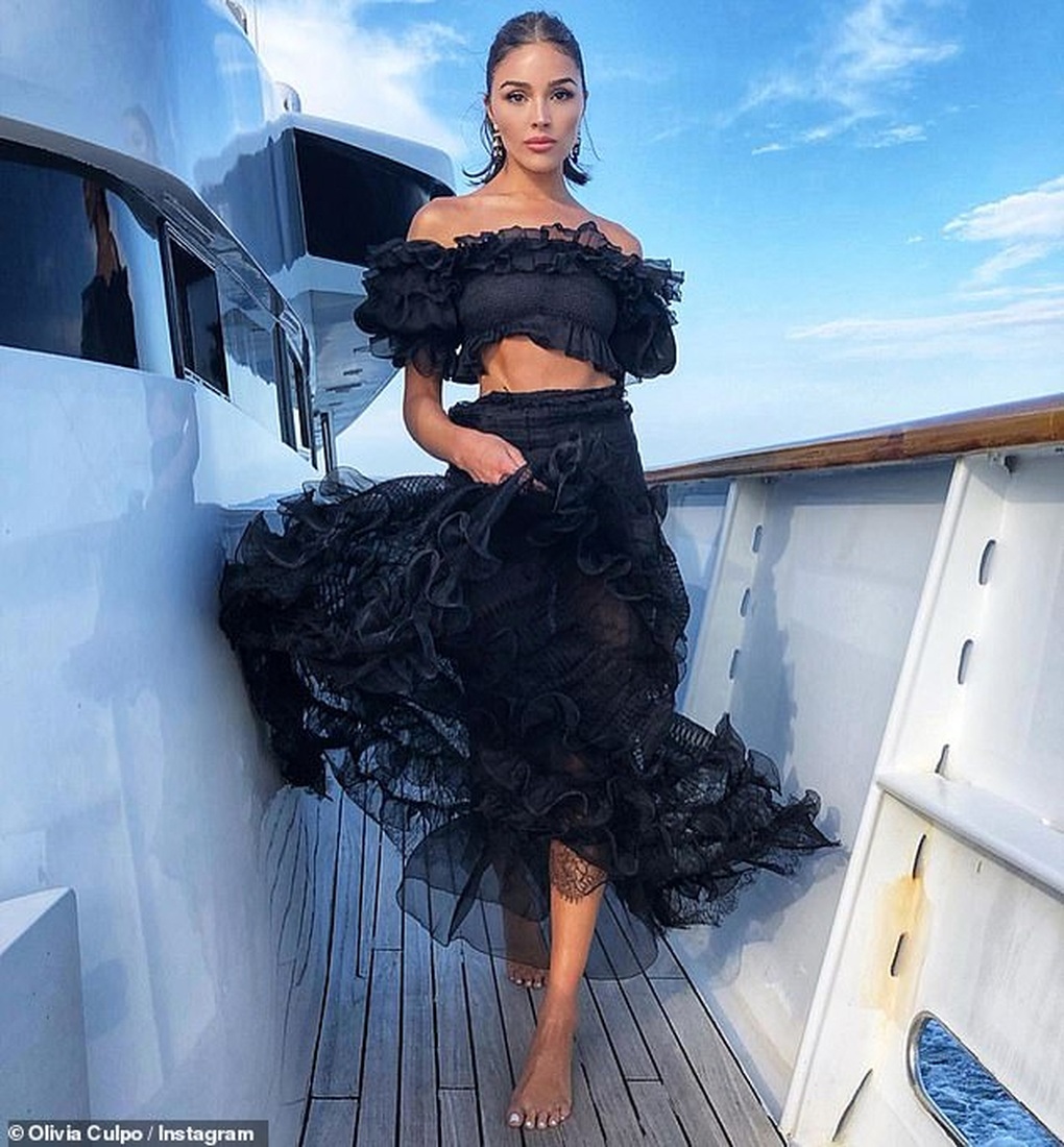 Mặc áo bèo nhún đẹp như Gigi Hadid, Jennifer Lopez - 1 Mặc áo bèo nhún đẹp như Gigi Hadid, Jennifer Lopez - 1