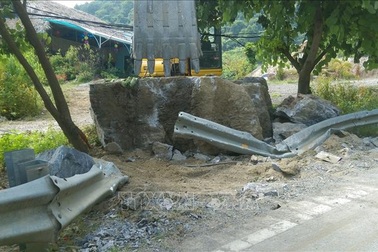 Nổ mìn trên đèo Tằng Quái, đá nặng hàng chục tấn rơi xuống quốc lộ 279