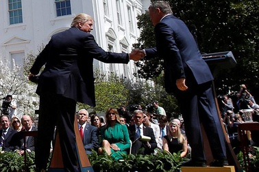 Vua Jordan đứng trên hộp để cải thiện chiều cao trong họp báo với ông Trump