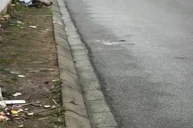 Nam thanh niên “trổ tài” bốc đầu xe máy và cái kết