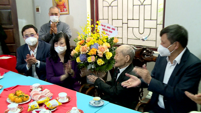 Bí thư Tỉnh ủy Đào Hồng Lan tặng hoa, chúc mừng Nhà giáo Nguyễn Văn Sử. Ảnh: bacninhtv