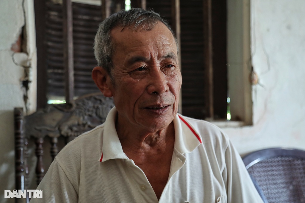 Anh lính thông tin dùng răng cắn cáp, giữ liên lạc cho tiền tuyến - 1 Anh lính thông tin dùng răng cắn cáp, giữ liên lạc cho tiền tuyến - 1