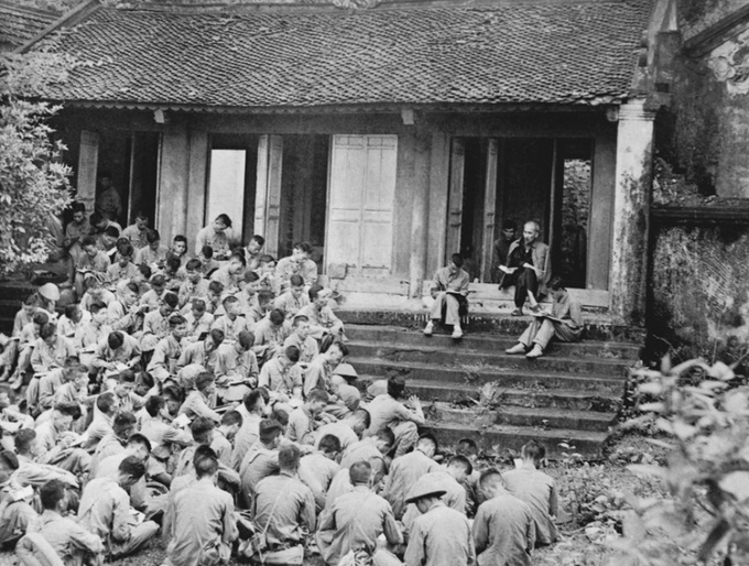 Bác Hồ nói chuyện với các chiến sĩ Đại đoàn quân tiên phong tại Đền Giếng, Đền Hùng, Phú Thọ, ngày 19/9/1954.                                             