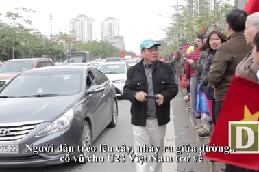 Người dân trèo lên cây, nhảy ra giữa đường cổ vũ U23 Việt Nam trở về