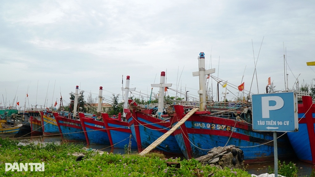 Ngư dân Nam Định chằng buộc tàu thuyền, đan lưới chờ bão Talim đi qua - 1 Ngư dân Nam Định chằng buộc tàu thuyền, đan lưới chờ bão Talim đi qua - 1