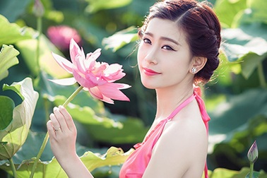 Nữ sinh Sư phạm khoe sắc tinh khôi bên hoa sen 