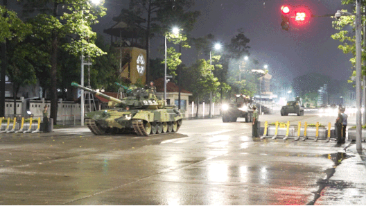 Dàn khí tài A80 vào trung tâm Hà Nội huấn luyện trên Quảng trường Ba Đình