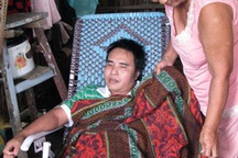 Nước mắt rơi quanh câu chuyện mẹ già nuôi con bệnh tật