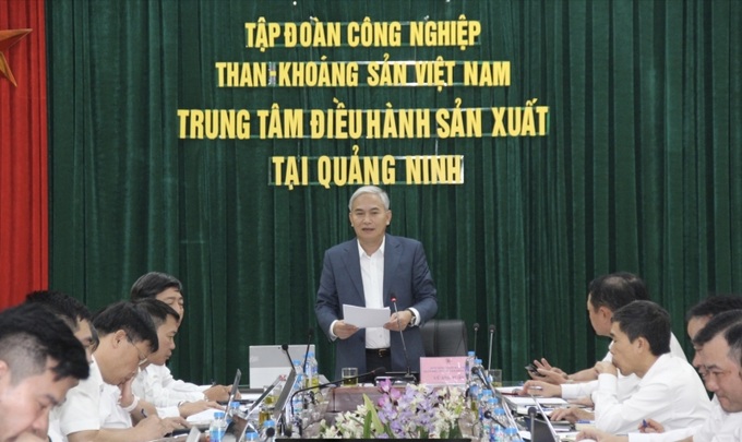 Phó TGĐ Tập đoàn, Giám đốc Trung tâm ĐHSX tại Quảng Ninh Vũ Anh Tuấn chỉ đạo các đơn vị tập trung đẩy mạnh sản xuất để hoàn thành kế hoạch tháng 12 và hoàn thành toàn diện các chỉ tiêu kế hoạch năm 2023