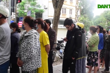 Đeo kín khẩu trang, cầm nước rửa tay đến xếp hàng mua bánh trôi, bánh chay