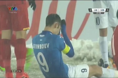 Urinboev sút vọt xà thót tim cho CĐV Việt Nam ở phút 82