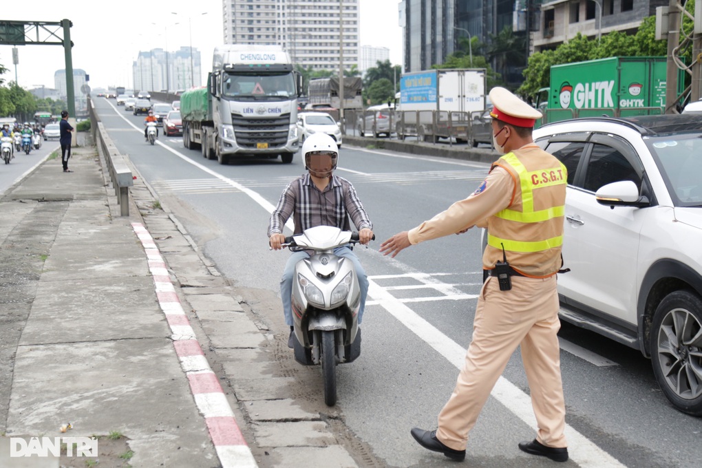 CSGT Hà Nội xử phạt nhiều tài xế liều mạng đi xe máy lên cao tốc - 1 CSGT Hà Nội xử phạt nhiều tài xế liều mạng đi xe máy lên cao tốc - 1