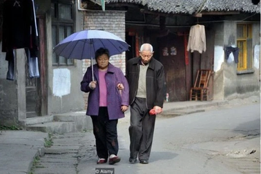 Ông 89, bà 84 tuổi ra tòa ly hôn, lý do khiến nhiều người bất ngờ