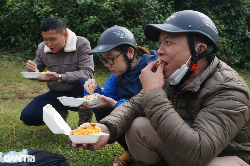 Thầy cô gánh xe máy vượt sông, mang con chữ vào nơi thâm sơn cùng cốc - 5 Thầy cô gánh xe máy vượt sông, mang con chữ vào nơi thâm sơn cùng cốc - 5