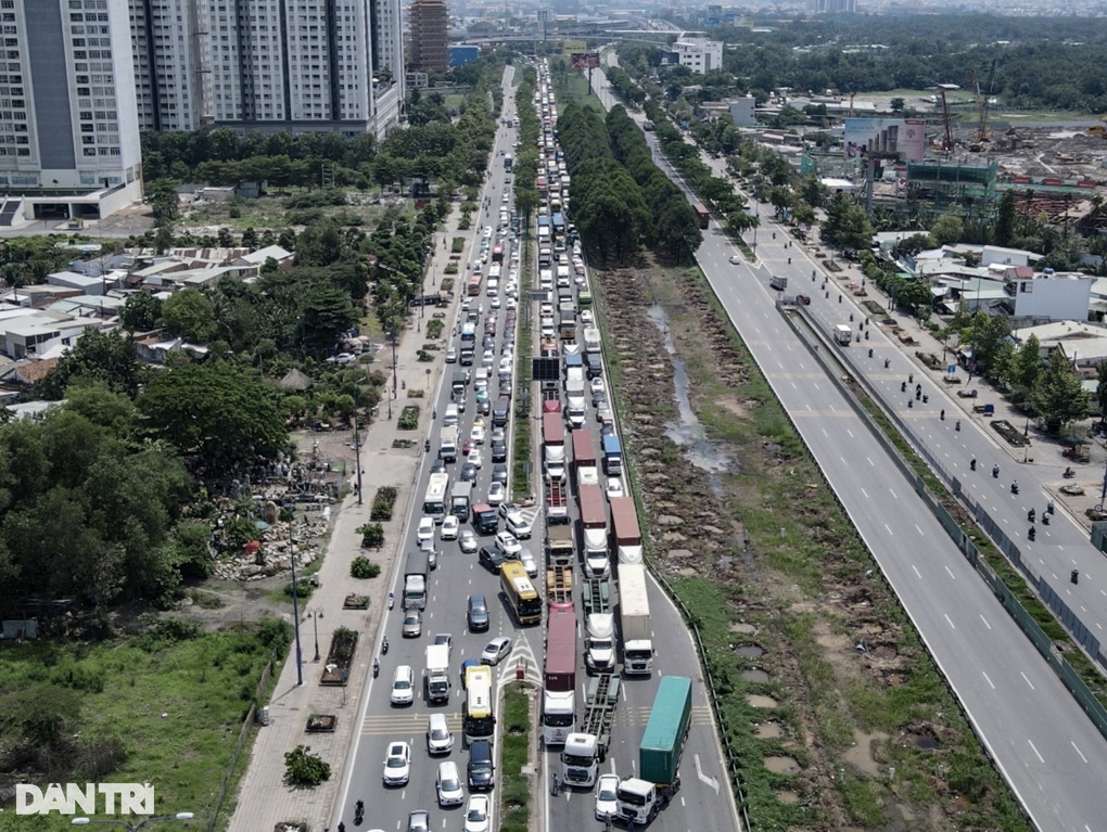 Lối vào cao tốc TPHCM đông nghịt, tài xế ngán ngẩm tìm lối thoát - 1 Lối vào cao tốc TPHCM đông nghịt, tài xế ngán ngẩm tìm lối thoát - 1