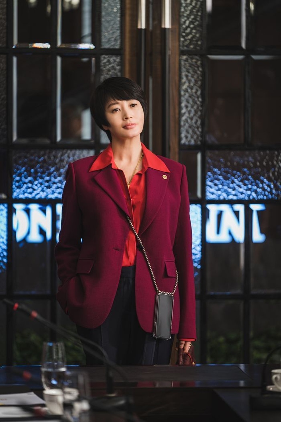 Mốt dây đeo điện thoại của Kim Hye Soo trong phim mới gây sốt - 1 Mốt dây đeo điện thoại của Kim Hye Soo trong phim mới gây sốt - 1