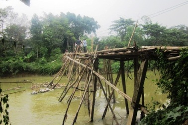 Cầu mục nát “cõng” hàng trăm lượt người mỗi ngày 