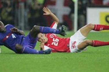 Patrick Vieira xin lỗi vì "phong độ kém cỏi'' 