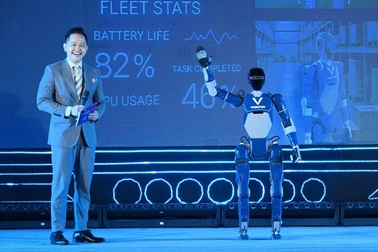 Robot Việt vượt chướng ngại vật, làm MC