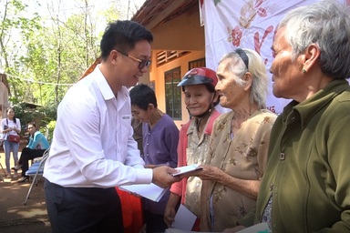 Mang “Xuân ấm áp" đến với giáo viên, bà con nghèo tỉnh Bình Phước