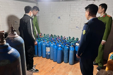 Hà Nội: In danh thiếp để tiếp thị "bóng cười"