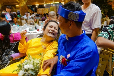 Đám cưới trên "xe lăn" của người mẹ từng muốn ôm con nhảy sông