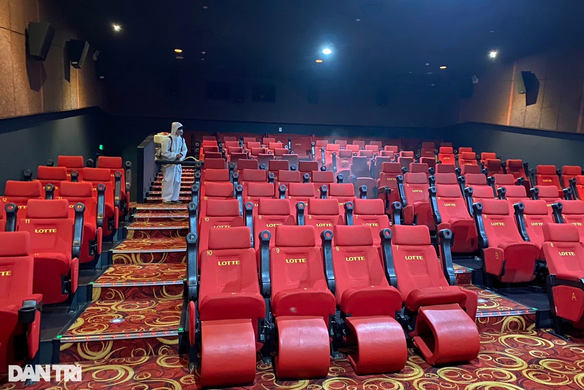 Các rạp phim ở Hà Nội dọn dẹp, sẵn sàng mở cửa trở lại vào ngày 10/2 - 12 Các rạp phim ở Hà Nội dọn dẹp, sẵn sàng mở cửa trở lại vào ngày 10/2 - 12