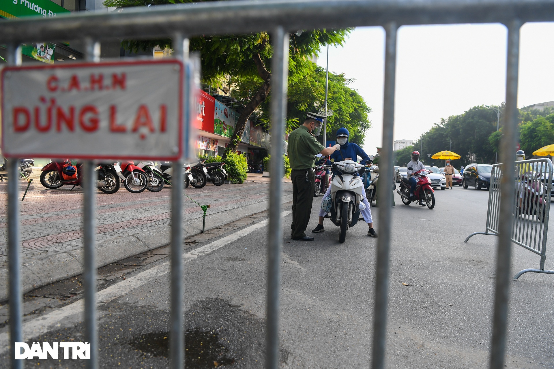 Hà Nội: Ùn tắc phương tiện ở chốt vùng đỏ, mở lại hàng quán tại vùng xanh - 12 Hà Nội: Ùn tắc phương tiện ở chốt vùng đỏ, mở lại hàng quán tại vùng xanh - 12