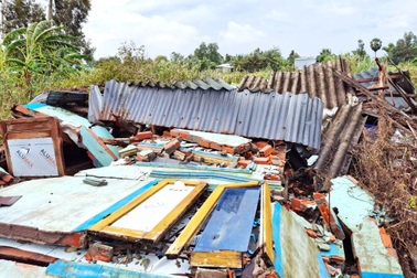 Mưa dông lớn làm 18 căn nhà hư hại, chìm 2 tàu cá, 1 người mất tích