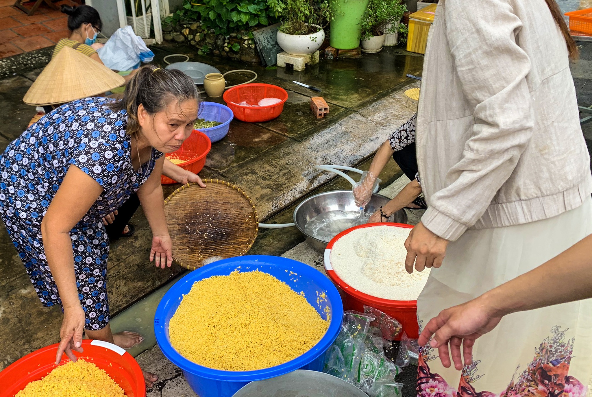 Trắng đêm gói bánh gửi đồng bào miền Trung ruột thịt - 13 Trắng đêm gói bánh gửi đồng bào miền Trung ruột thịt - 13