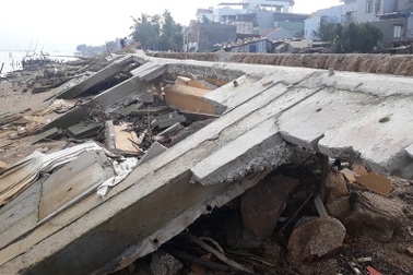 Cận cảnh kè sông gần 12 tỷ đồng chưa bàn giao đã bị sóng đánh tan nát