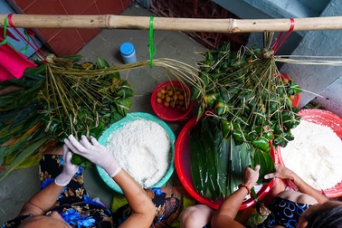 Xóm bánh ú lá tre ở Sài Gòn tất bật dịp Tết Đoan Ngọ