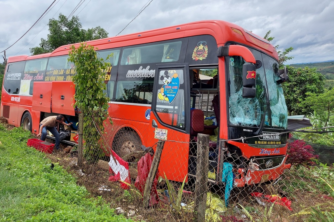 Vụ xe khách gây tai nạn liên hoàn: Thêm một người tử vong - 1 Vụ xe khách gây tai nạn liên hoàn: Thêm một người tử vong - 1