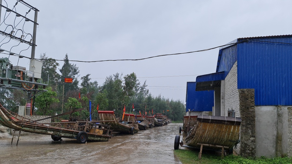Ngư dân hối hả kéo thuyền bè lên bờ tránh bão - 5 Ngư dân hối hả kéo thuyền bè lên bờ tránh bão - 5